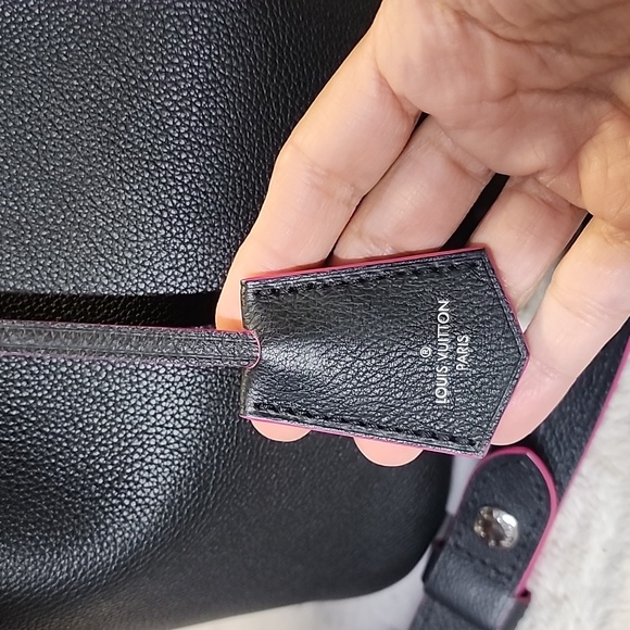 Louis Vuitton LockMe Noir - Picture 13 of 16